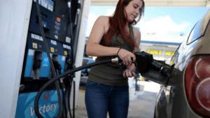 Автомобильная заправка на АЗС для водителей